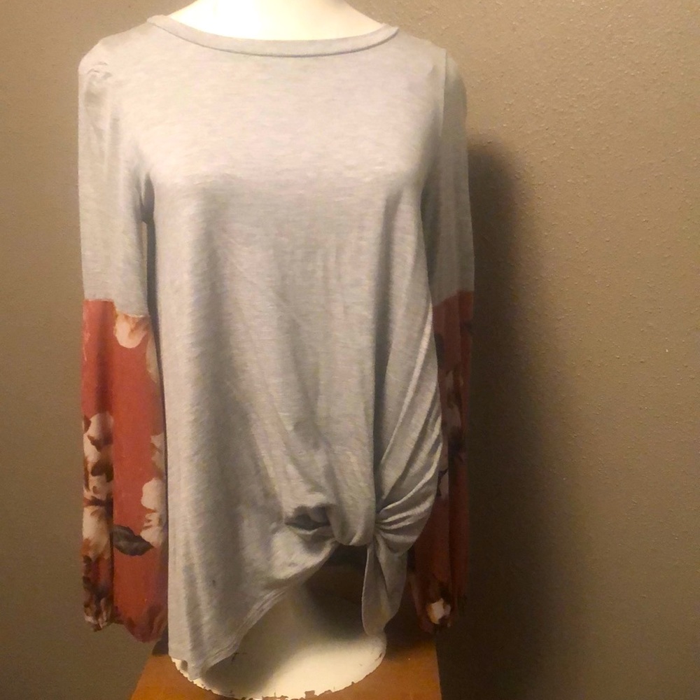 Long sleeved loose fitting blouse. Gray soft cotton and velvety on 1/2 sleeves.